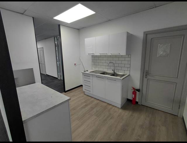 270M² OFFICE TO LET IN VORNA VALLEY